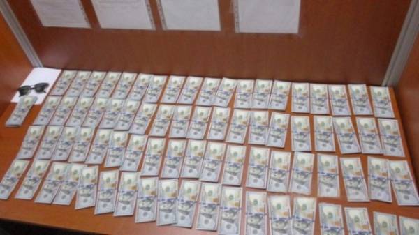 В аэропорту Улан-Удэ у пассажира изъяли почти 5 тысяч долларов 