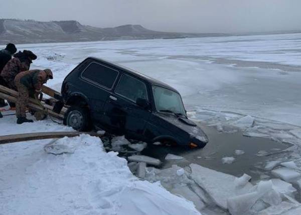 В Иркутской области «Нива» провалилась под лёд