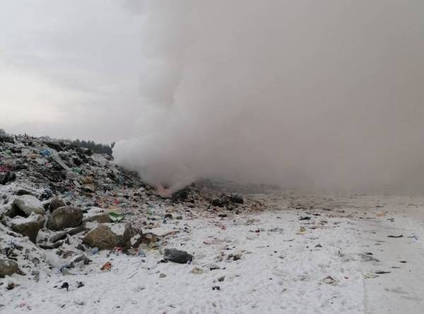 В Бурятии на большой площади горит мусорный полигон 
