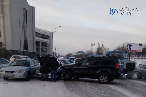 Ниссан улан удэ. Столкнулись Land Cruiser и девятка 27.01.2010 Томск Комсомольский.