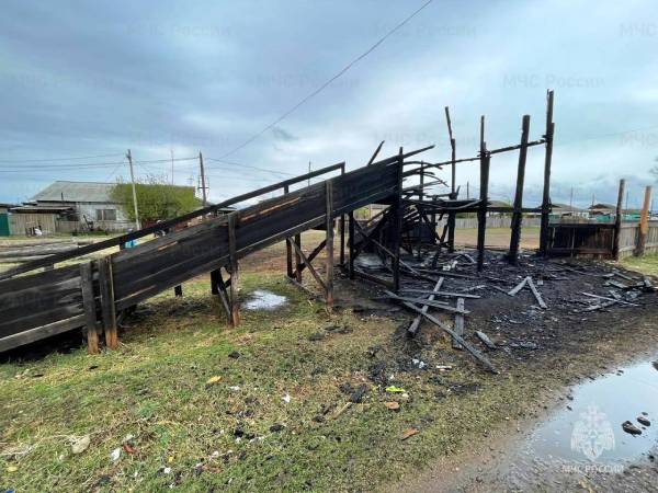 В Иркутской области дети спалили деревянную горку из любопытства