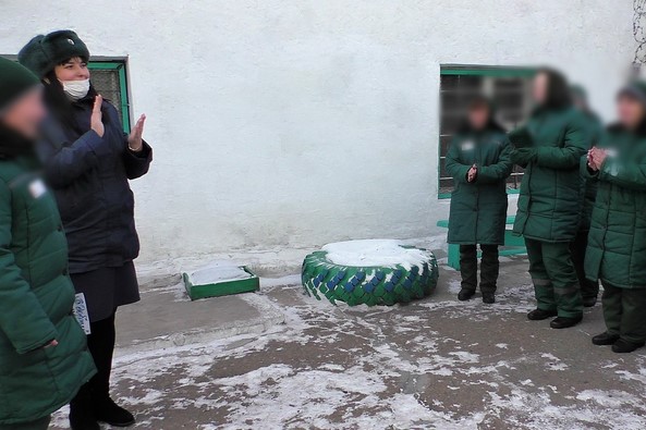 В Улан-Удэ провели ритуал прощания с вышедшей на свободу осуждённой