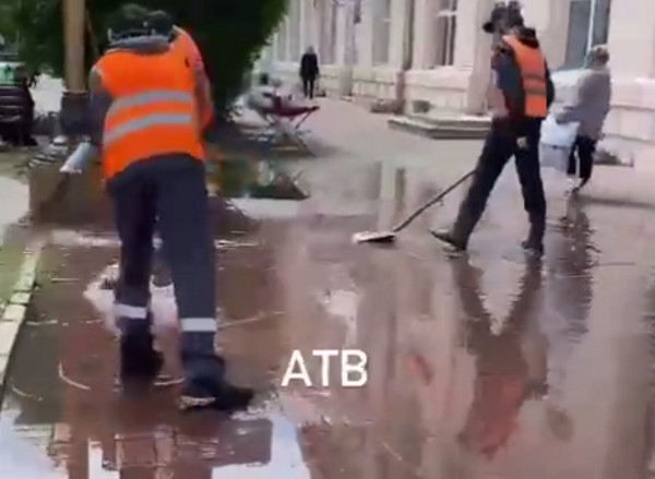 В центре Улан-Удэ лужу теперь убирают лопатами 