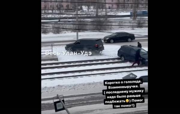 Улан-удэнцы буксиром вытащили машину, застрявшую на трамвайных путях