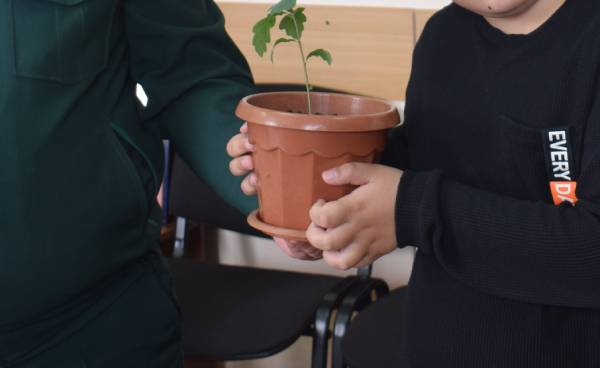 10-летний школьник из Бурятии выращивает дубы