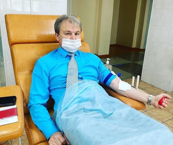 В Улан-Удэ главврач врачебно-физкультурного диспансера сдал кровь 