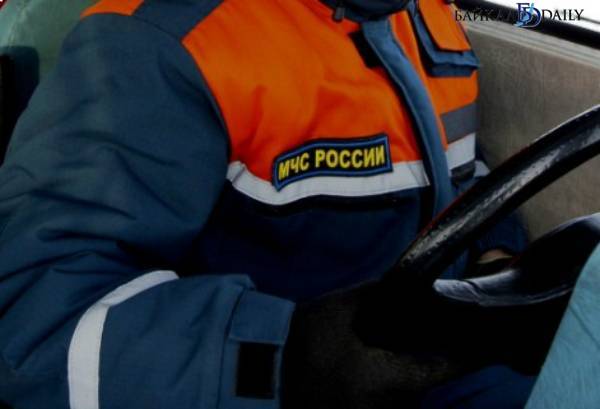 Четверо человек на Байкале в Бурятии ждут помощи спасателей 