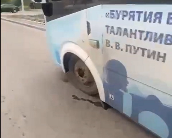 В Улан-Удэ отлетевшее у автобуса колесо попало в «Лэнд Крузер» 