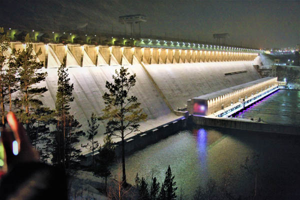 Братскую ГЭС украсили подсветкой из 300 светильников