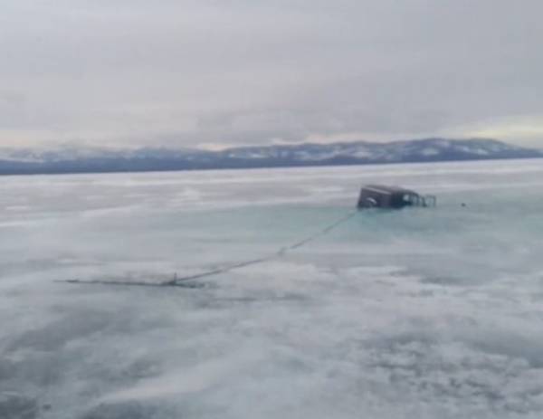 В Бурятии на Байкале «УАЗ» ушёл под лёд 