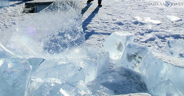 В Бурятии ищут водителя ушедшего под лёд автомобиля