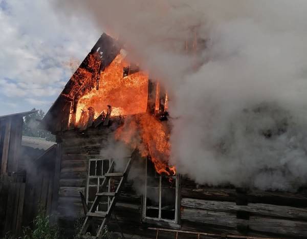 В Иркутской области на пожаре один человек погиб и трое пострадали