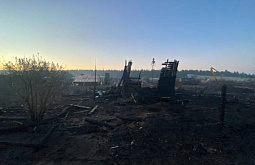 В Бурятии семь домов сгорели, вероятно, из-за выброшенного из машины окурка 