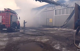 В Улан-Удэ тушат крупный пожар на складе