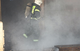 В Бурятии из горящего дома эвакуировали два человека 
