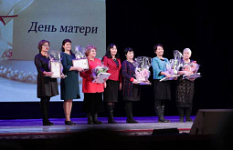 Председатель Улан-Удэнского горсовета поздравил с Днём матери 