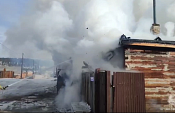 В пригородном районе Бурятии разбушевался крупный пожар