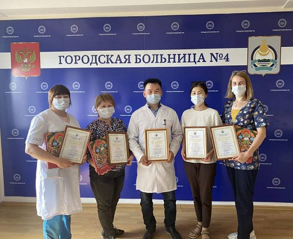 В Улан-Удэ медиков наградили за вклад в борьбу с COVID-19