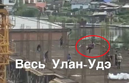 В Улан-Удэ мужчина качался на крюке башенного крана