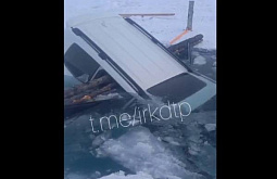 В Бурятии Land Cruiser провалился под лёд на Байкале 