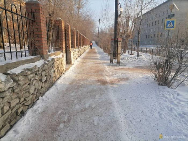 На дороги Улан-Удэ высыпали 97 «КамАЗов» песка 
