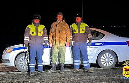 В Забайкалье сотрудники ГИБДД помогли замерзающему водителю