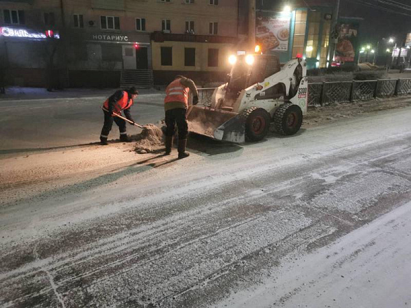 В Улан-Удэ всю ночь боролись с последствиями снегопада 