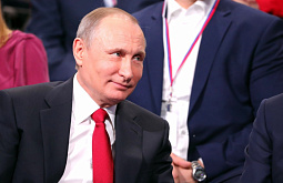 Журналистка из Бурятии подарила Владимиру Путину белую нерпу 