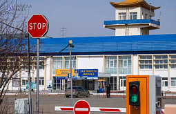 Водитель-скандалист устроил затор в аэропорту Улан-Удэ 