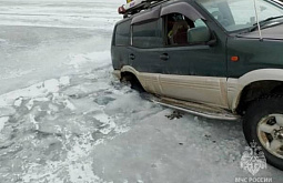 На Байкале под лёд провалился автомобиль путешественников из Новосибирска 