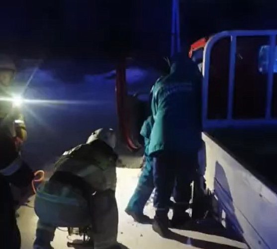 В Улан-Удэ пожарные деблокировали из грузовика пострадавшего в ДТП
