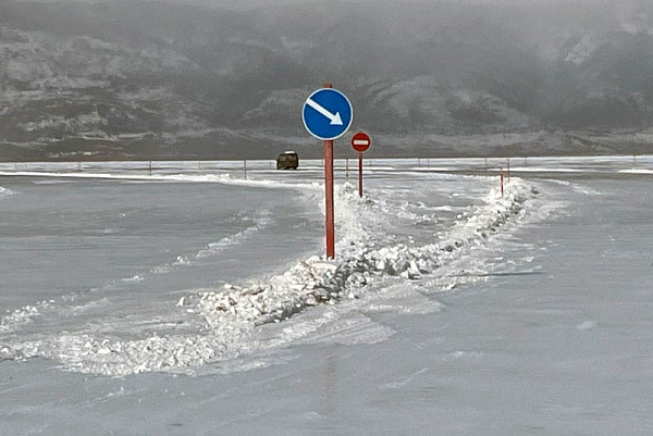 Закрыто движение на ледовой переправе на остров Ольхон