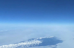 «Красота!»: Российский пилот показал скованный льдом Байкал