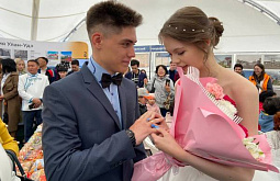В Улан-Удэ пара сыграла свадьбу на площади Советов