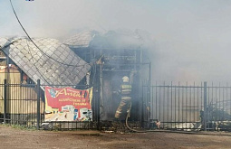 В пригороде Улан-Удэ загорелся павильон со стройматериалами