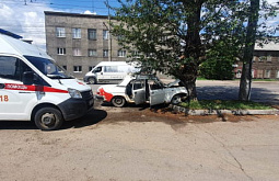 В Иркутске три человека пострадали при столкновении машины с деревом