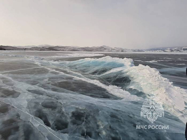 На Байкале два автомобиля провалились в трещину во льду