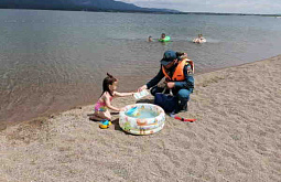 Жителям Бурятии советуют обращать внимание на тишину во время купания детей 