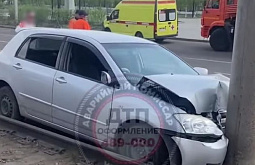 В Улан-Удэ стало известно, как автомобиль влетел в столб между путями