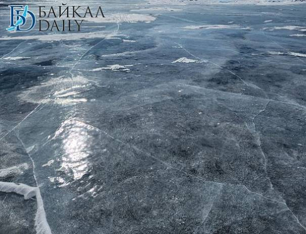 На севере Бурятии автомобиль едва не утонул в Байкале