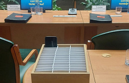 В Улан-Удэ депутаты дружно отказались от мобильников, чтобы не отвлекаться от работы