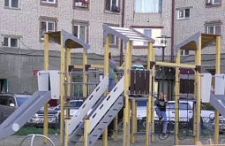 В самом большом дворе Северобайкальска открыли детскую площадку 