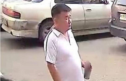 В Улан-Удэ ищут подозреваемого в розовых тапочках
