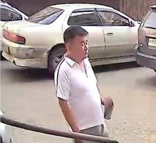 В Улан-Удэ ищут подозреваемого в розовых тапочках