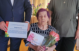В Бурятии труженицу тыла поздравили с 95-летием