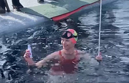 Спортсменка в одном купальнике поставила рекорд России на Байкале  