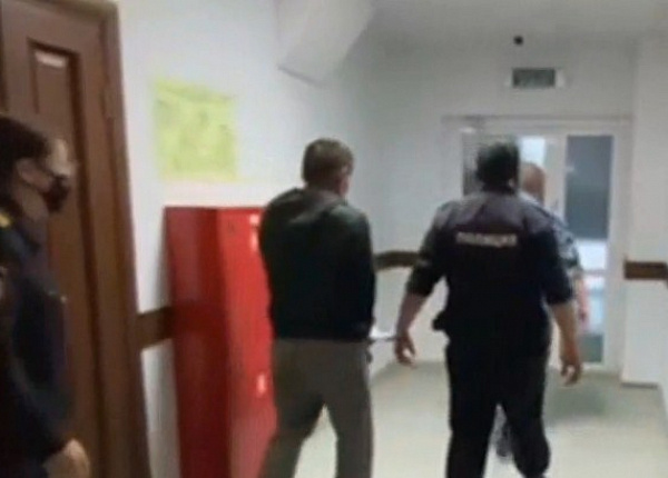 Напал на полицейского Байкал-Daily. Грабители напали на женщину в доме. Быстроногий грабитель Улан Удэ.