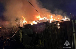В центре Иркутска подожгли сразу несколько строений 