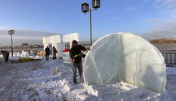 В Иркутске возводят ледяной мост и «Дерево жизни»