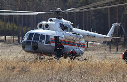 Вертолётом Ми-8 МЧС к лесному пожару в Бурятии доставили десантников